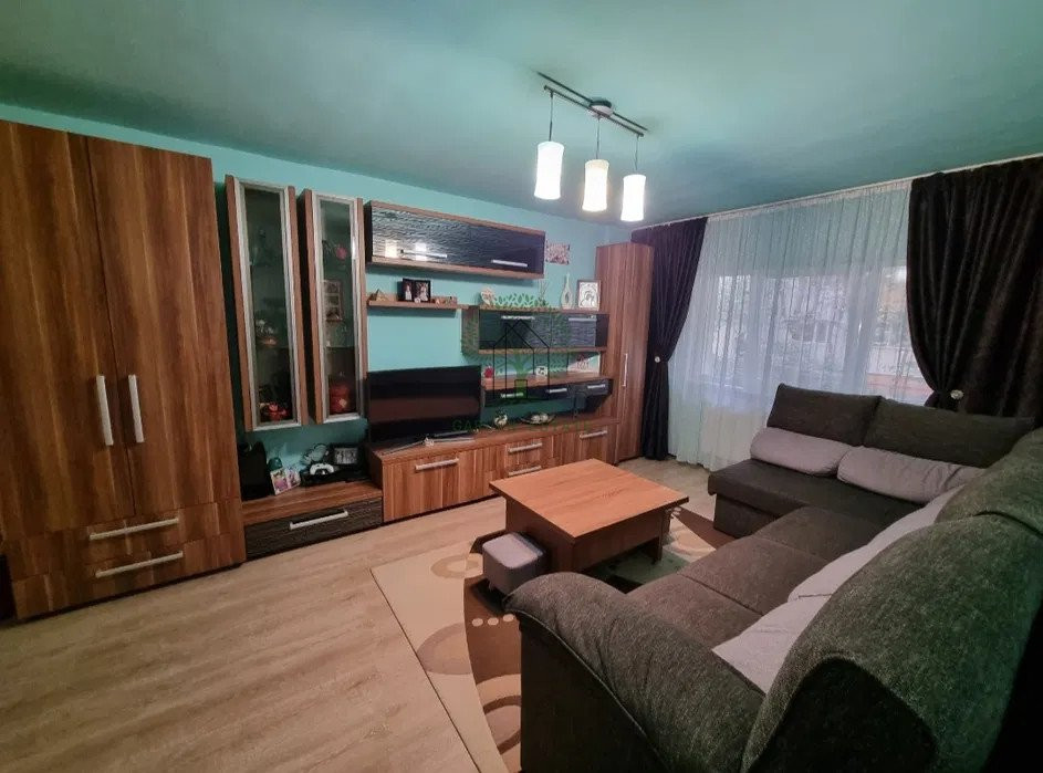 Apartament cu 3 camere, decomandat, zona Intre Lacuri