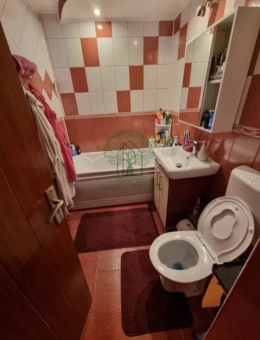 Apartament cu 3 camere, decomandat, zona Intre Lacuri